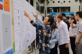 Lao động tham gia kỳ thi tiếng Hàn Quốc để sang nước này làm việc. (Ảnh: Hồng Kiều/Vietnam+)