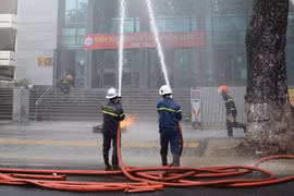 Lực lượng Cảnh sát Phòng cháy, chữa cháy diễn tập tại Đà Nẵng. (Ảnh: Văn Dũng/TTXVN)