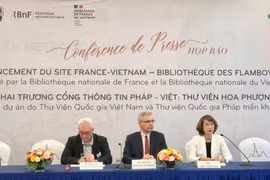 Đại sứ Pháp (giữa) chia sẻ về thư viện số trong buổi họp báo. (Ảnh: Minh Thu/Vietnam+)