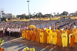 Tăng ni, Phật tử tham dự lễ Phật đản tại Quảng Trị. (Ảnh: Hồ Cầu/TTXVN)