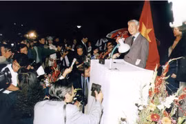 Đồng chí Nguyễn Cơ Thạch trả lời báo chí trong và ngoài nước năm 1994. (Ảnh tư liệu)