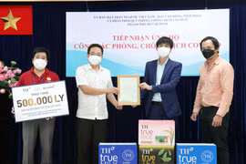 Đại diện Tập đoàn TH đã trao tặng người dân và lực lượng chống dịch Thành phố Hồ Chí Minh 500.000 sản phẩm sữa và đồ uống tốt cho sức khỏe. (Ảnh: PV/Vietnam+)