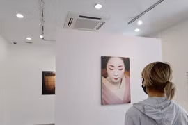 Những bức ảnh khắc họa chân dung của các nàng Maiko duyên dáng. (Ảnh: Minh Thu/Vietnam+)