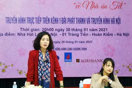 Bà Lê Thị Ánh Mai, phó tổng giám đốc Đài Phát thanh-Truyền hình Hà Nội (trái) và bà Tạ Thị Thanh Ngân, đại diện công ty Deco Nam Việt, tại buổi họp báo. (Ảnh: Minh Thu/Vietnam+)