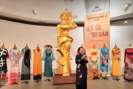 Đại sứ Nguyễn Phương Nga trao tặng những chiếc áo dài của mình cho Bảo tàng phụ nữ. (Ảnh: Minh Thu/Vietnam+)