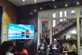 Đại sứ Antonio Alessandro chia sẻ về ý tưởng trưng bày. (Ảnh: Minh Thu/Vietnam+)