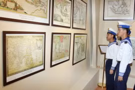 Triển lãm bản đồ và tư liệu ''Hoàng Sa, Trường Sa của Việt Nam - những bằng chứng lịch sử'' tại Hà Nội vào tháng 7. (Ảnh: Thế Duyệt/TTXVN)