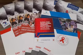 Tờ rơi tuyên truyền phòng, chống HIV/AIDS tại Nam Phi. (Ảnh Hoàng Minh/TTXVN)