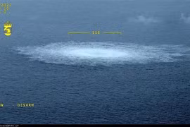 Khói bốc lên từ khu vực rò rỉ của hệ thống đường ống dẫn khí đốt Nord Stream trên biển Baltic, gần đảo Bornholm (Đan Mạch). (Ảnh: AFP/TTXVN)