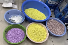 Số ma túy ngụy trang thành các kiện hàng gửi từ Đức về Việt Nam bị thu giữ. (Ảnh: TTXVN phát)