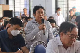 Người dân thuộc diện di dời phục vụ đường kết nối Sân bay Long Thành nêu ý kiến tại buổi đối thoại. (Ảnh: Công Phong/TTXVN)
