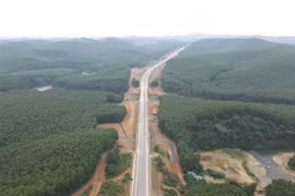 Dự án Cao tốc Cam Lộ-La Sơn đoạn qua tỉnh Quảng Trị sắp hoàn thành và đưa vào khai thác. (Ảnh: TTXVN phát)