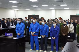 Các bị cáo tại phiên tòa ngày 26/12/2022. (Ảnh: Phạm Kiên/TTXVN)