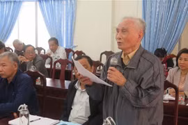 Người dân đóng góp ý kiến vào dự thảo Luật Đất đai (sửa đổi). (Ảnh: Tường Quân/TTXVN)