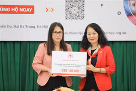 Chủ tịch Hội Chữ thập Đỏ Việt Nam Bùi Thị Hòa trao tượng trưng số tiền hỗ trợ người dân Thổ Nhĩ Kỳ khắc phục hậu quả thảm họa động đất cho bà Devletsah Yayan, Phó Đại sứ Thổ Nhĩ Kỳ tại Việt Nam. (Ảnh: Thanh Tùng/TTXVN)