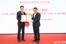 Bộ trưởng Bộ Giao thông Vận tải Nguyễn Văn Thắng trao quyết định bổ nhiệm Cục trưởng Cục Đăng kiểm Việt Nam đối với ông Nguyễn Chiến Thắng. (Nguồn: Báo Giao thông)