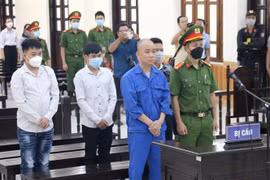 Các bị cáo nghe Tòa tuyên án. (Ảnh: Nguyễn Thanh/TTXVN)