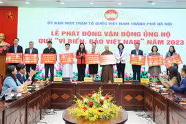 Các đơn vị ký ủng hộ Quỹ "Vì biển, đảo Việt Nam" của thành phố Hà Nội năm 2023. (Ảnh: TTXVN phát)