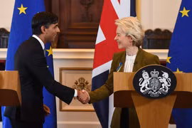 Thủ tướng Anh Rishi Sunak và Chủ tịch EC Ursula von der Leyen tại cuộc họp báo ở London. (Ảnh: AFP/TTXVN)