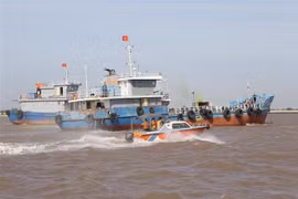 Diễn tập ứng phó sự cố tràn dầu trên biển. (Ảnh: Công Luật/TTXVN)