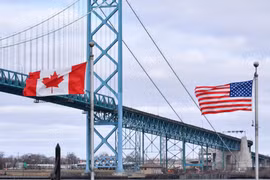Cờ Canada và Mỹ gần Cầu Ambassador tại cửa khẩu biên giới Canada-Mỹ ở Windsor. (Nguồn: THE CANADIAN PRESS)
