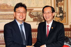Phó Chủ tịch Thường trực Ủy ban nhân dân Thành phố Hồ Chí Minh Lê Thanh Liêm và ông Joo Joong Chul, Phó Tỉnh trưởng tỉnh Gyeongsangbuk. (Ảnh: Xuân Khu/TTXVN)