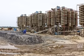 Dây chuyền khai thác ilmenite tại huyện Kỳ Anh (Hà Tĩnh) của Tổng công ty Khoáng sản và Thương mại Hà Tĩnh. (Ảnh: Trọng Đạt/TTXVN)