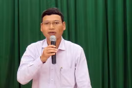 Phó Chủ tịch UBND thành phố Đà Nẵng Hồ Kỳ Minh phát biểu chỉ đạo các ngành chức năng hỗ trợ người dân khôi phục sản xuất. (Ảnh: Nguyễn Sơn/TTXVN)