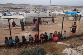 Trẻ em chơi đùa tại trại tị nạn ở Deir Hassan, tỉnh Idlib, Syria gần biên giới với Thổ Nhĩ Kỳ ngày 5/3. (Ảnh: THX/TTXVN)