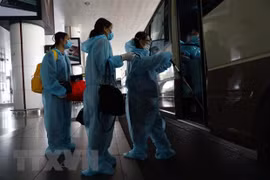 Việt Nam có thêm 12 ca mắc COVID-19, cách ly ngay khi nhập cảnh