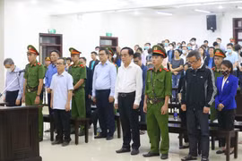 Các bị cáo nghe Hội đồng xét xử tuyên án. (Ảnh: Doãn Tấn/TTXVN)