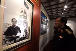Triển lãm giới thiệu hơn 300 tài liệu, hình ảnh và hiện vật tiêu biểu về cuộc đời và sự nghiệp của Đại tướng Lê Đức Anh. (Ảnh: Thành Đạt/TTXVN)