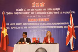 Bộ trưởng Công Thương Trần Tuấn Anh và bà Liz Truss, Bộ trưởng Thương mại Quốc tế Vương quốc Liên hiệp Anh và Bắc Ireland ký kết biên bản vào ngày 11/12. (Ảnh: Trần Việt/TTXVN)