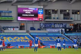 Premier League: Liverpool mất điểm vì VAR, Man City thắng tưng bừng