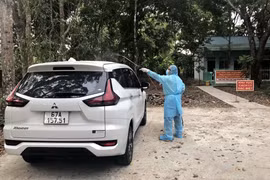 Khử khuẩn xe do tài xế M.T.T chở khách về Sóc Trăng. (Ảnh: TTXVN phát)