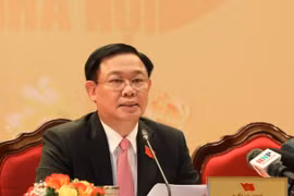 Ủy viên Bộ Chính trị, Bí thư Thành ủy Vương Đình Huệ trả lời các câu hỏi của phóng viên tại buổi họp báo. (Ảnh: Văn Điệp/TTXVN)