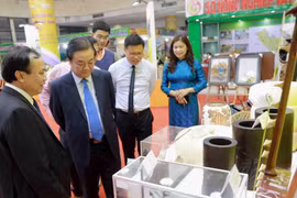 Đại biểu tham quan gian hàng trưng bày sản phẩm tại hội chợ. (Ảnh: Vũ Sinh/TTXVN)