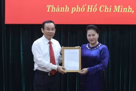 Ủy viên Bộ Chính trị, Chủ tịch Quốc hội Nguyễn Thị Kim Ngân trao quyết định của Bộ Chính trị cho đồng chí Nguyễn Văn Nên, Bí thư Trung ương Đảng, Chánh Văn phòng Trung ương Đảng. (Ảnh: Anh Tuấn/TTXVN)