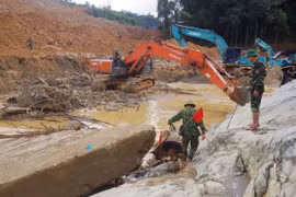 Tập trung tìm kiếm các nạn nhân ở dưới lòng suối Rào Trăng. (Ảnh: TTXVN phát)