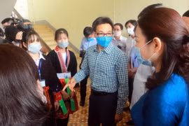 Phó Thủ tướng Vũ Đức Đam kiểm tra công tác phòng chống dịch COVID-19 tại Trường Phổ thông dân tộc nội trú tỉnh Quảng Ninh. (Ảnh: Đức Hiếu/TTXVN)