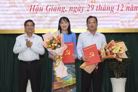 Hậu Giang tổ chức trao các quyết định về công tác cán bộ