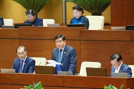 Bộ trưởng Bộ Kế hoạch và Đầu tư Nguyễn Chí Dũng giải trình làm rõ vấn đề đại biểu Quốc hội nêu. (Ảnh: Phương Hoa/TTXVN)