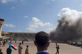 Khói bốc lên sau vụ nổ ở sân bay Aden (Yemen) ngày 30/12/2020. (Ảnh: AFP/ TTXVN)