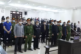 Các bị cáo tại phiên tòa. (Ảnh: Văn Điệp/TTXVN)