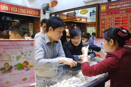 Khách hàng giao dịch vàng miếng (Ảnh: btmc.vn)