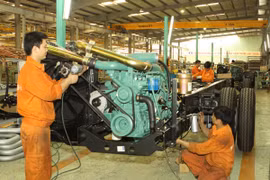 Mặc dù đã hình thành ngành công nghiệp ô tô nhưng tỷ lệ nội địa hóa vẫn còn rất thấp, nhiều linh phụ kiện khó vẫn phải nhập khẩu (Ảnh minh họa. Nguồn: TTXVN)