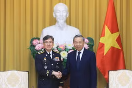 Tổng Bí thư, Chủ tịch nước Tô Lâm tiếp Tư lệnh Cơ quan Cảnh sát biển Hàn Quốc Kim Jong Uk. (Ảnh: Lâm Khánh/TTXVN)