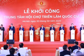 Thủ tướng Phạm Minh Chính và các đại biểu thực hiện nghi thức khởi công Trung tâm Hội chợ triển lãm quốc gia. (Ảnh: Dương Giang/TTXVN)