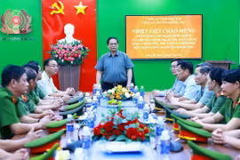 Thủ tướng Phạm Minh Chính thăm cán bộ, chiến sỹ Công an huyện Krông Pắk (Đắk Lắk). (Ảnh: Dương Giang/TTXVN)