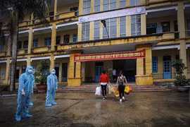 Các công dân vào khu cách ly tập trung theo dõi COVID-19 tại Trung đoàn 814, Bộ chỉ huy Quân sự tỉnh Hòa Bình. (Ảnh: Trọng Đạt/TTXVN)